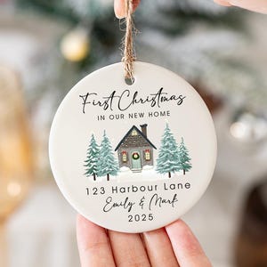 新居にぴったりのフロストクリスマスオーナメント、新居で過ごす初めてのクリスマス、家の住所入りオーナメント、クリスマスデコレーションの陶器製ツリーオーナメント