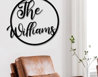 Peut inclure: Décoration murale en métal noir avec le texte "The Williams" en écriture cursive à l'intérieur d'un cercle.