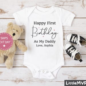 Happy Birthday Daddy Baby Body® - 1. Geburtstag wie mein Daddy - Papa Geburtstagsgeschenk - Neuer Papa Outfit - Süßer Baby Body - Neuer Papa Geburtstag