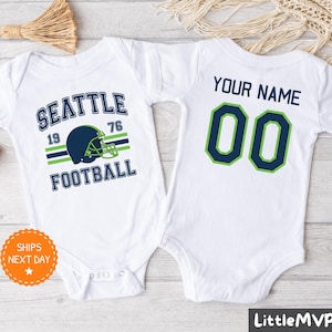 “Seattle Football Onesie®” - Personalisierter Fußball-Bodysuit – Niedlicher Fußball Onesie® – Mikrofaser-Babyparty