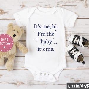 It’s Me Hi I’m the Baby Onesie® - Baby Announcement - Baby Shower Outfit - Cute Baby Shower Gift - Pregnancy Announcement Onesie®