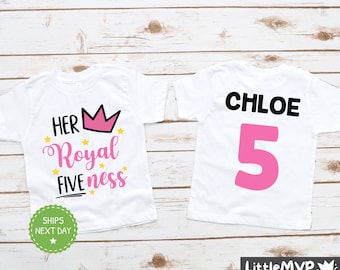 Peut inclure: Deux t-shirts blancs avec du texte rose et noir. Le premier t-shirt dit "Her Royal Fiveness" avec une couronne rose. Le deuxième t-shirt dit "Chloe" avec le chiffre "5" en rose.