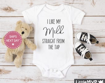 I Like My Milk From The Tap Baby Onesie® - grappige romper voor borstvoeding - baby die borstvoeding krijgt - genderneutraal babycadeau - schattige romper