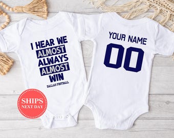 Pode incluir: Dois bodies brancos para bebê. Um body tem o texto "I hear we almost always almost win Dallas Football" em azul marinho. O outro body tem o texto "Your Name 00" em azul marinho.