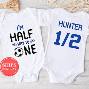 Halfway to One voetbal-onesie®, gepersonaliseerde voetbal-onesie® van 6 maanden, zes maanden verjaardag onesie®, verjaardag voetbal onesie®