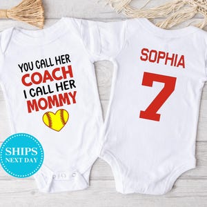 Tú la llamas entrenadora, yo la llamo mamá. Mono de softbol®, Mono de softbol® personalizado, Mono de softbol® lindo, Mono de softbol® para niña.