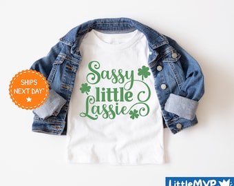 Camiseta infantil del Día de San Patricio - Sassy Little Lassie - Camiseta de cuello redondo para niños pequeños - Regalo irlandés divertido - Atuendo del Día de San Patricio - Camiseta irlandesa para niños pequeños