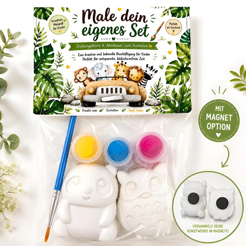 Puede incluir: Un kit de manualidades en una bolsa de pl&aacute;stico transparente con una tarjeta que muestra animales de la selva y el texto Male dein eigenes Set. Incluye dos figuras blancas, un pincel azul y tres botes de pintura amarilla, azul y rosa.