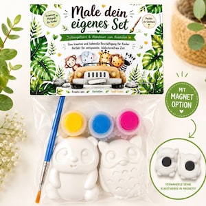 Puede incluir: Un kit de manualidades en una bolsa de pl&aacute;stico transparente con una tarjeta superior que muestra animales de la selva y el texto Male dein eigenes Set. Incluye un pincel azul, tres botes de pintura en amarillo, azul y rosa, y dos figuras de cer&aacute;mica.