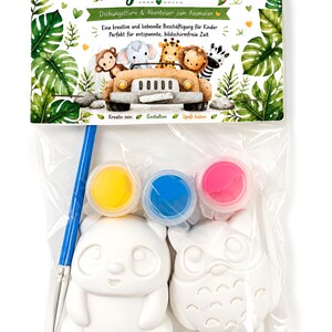 Puede incluir: Un kit de pintura para ni&ntilde;os en una bolsa de pl&aacute;stico transparente con una tarjeta superior que muestra animales de la selva y el texto Male dein eigenes Set. Incluye dos figuras blancas, un pincel azul y tres botes de pintura.