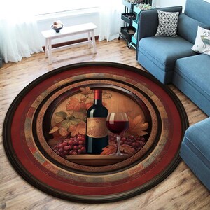 Könnte beinhalten: Runder Teppich mit Wein-Motiv. Das ovale Zentrum zeigt eine Weinflasche, ein Glas Rotwein, Trauben und Herbstblätter. Der Teppich hat einen dunkelroten und braunen Rand, ideal für Wohnzimmer.