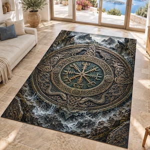 Pode incluir: Um tapete retangular com um design circular central apresentando um símbolo Vegvisir dourado rodeado por nós celtas intrincados, dois corvos e motivos de serpentes, sobre um fundo de montanhas rochosas escuras e água corrente.