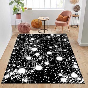Könnte beinhalten: Schwarz-weißer Teppich mit einem Leiterplatten-Design. Der Teppich hat ein weißes Muster aus Linien und Kreisen auf schwarzem Hintergrund.