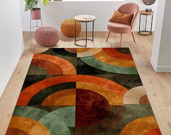 Könnte beinhalten: Ein rechteckiger Teppich mit einem geometrischen Muster aus Halbkreisen in Orange, Braun, Grün und Beige. Der Teppich liegt auf einem Holzboden. Der Raum hat eine moderne Ästhetik aus der Mitte des Jahrhunderts.