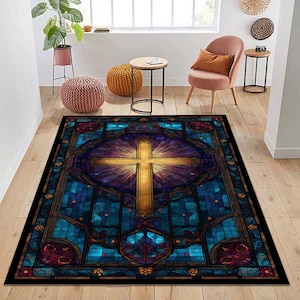 Könnte beinhalten: Ein rechteckiger Teppich mit einem Buntglasfenster-Design. Das Muster zeigt ein zentrales, leuchtendes goldenes Kreuz, umgeben von tiefblauen und violetten geometrischen Glasscheiben, eingerahmt von einem dunklen Rand mit kleinen floralen Akzenten.