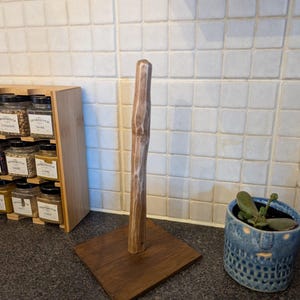 Suporte rústico para papel toalha de cozinha feito à mão com material reciclado
