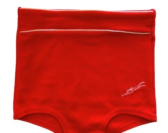Vintage rode kinderzwemkleding uit de jaren 60/70, met geborduurd duikersmotief, Beach Boy, nieuw zonder prijskaartje.