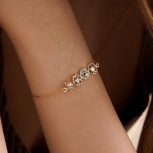 上品な誕生花ブレスレット、カスタムファミリー誕生花ブレスレット、パーソナライズされた花のブレスレット、母の日のギフト、彼女への意味のあるギフト