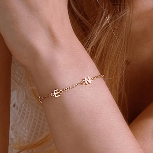 Pulsera minimalista con inicial, pulsera personalizada con inicial, pulsera con letra personalizada, pulsera dorada, joyería diaria, regalos de Navidad