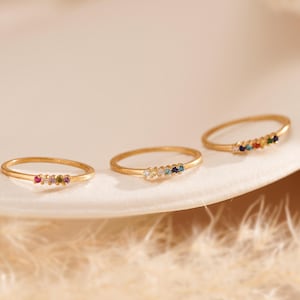 Minimalistische geboortesteenring, aangepaste meerdere edelsteenring, sierlijke geboortemaand edelsteensieraden, kleine stapelringen, verjaardagscadeau, moedercadeau