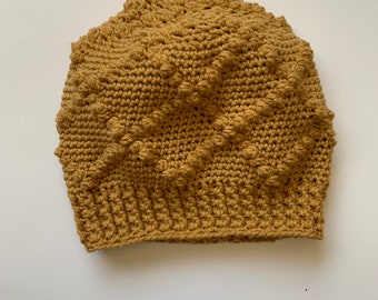 Slouchy gehaakte Skullcap muts in getextureerde diamantclusters, klaar om te verzenden.