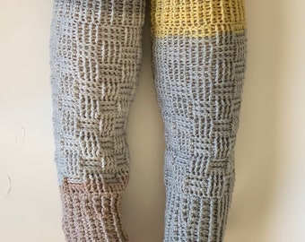 Basket Stitch gehaakte beenwarmers in saffraan, grijs en taupe, veganistisch vriendelijk, klaar om te verzenden.