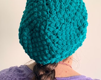 Gehaakte Slouchy Beanie Hat in Teal Bobbles, klaar om te verzenden.