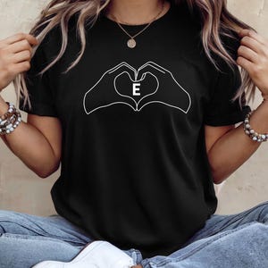 Camiseta personalizada para mamá con corazón e iniciales | Regalo para el Día de la Madre con nombre para niños | Camiseta con letras para mamá | Taza de café para mamá
