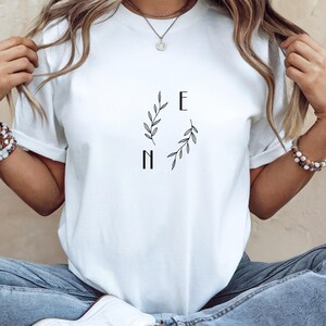 Camiseta de mamá personalizada con ramas e iniciales | Regalo para el Día de la Madre nombre del niño | Camisa de mamá con letras | Regalo para mamá