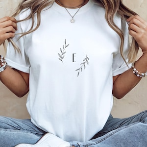 Camiseta de mamá personalizada con ramas e iniciales | Regalo para el Día de la Madre nombre del niño | Camisa de mamá con letras | Regalo para mamá