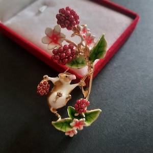 Topolino di campagna su vite di more, spilla smaltata, gioielli con frutti di bosco (X02)