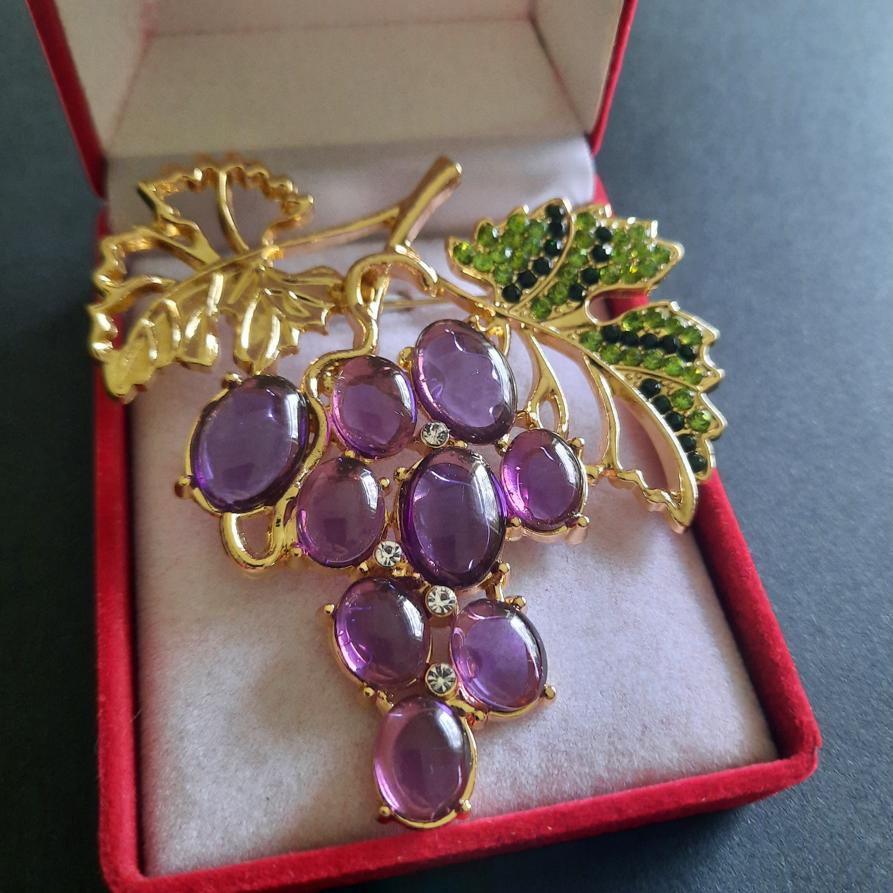 Broche Bijou Grappe De Raisin En Métal Doré Avec Pierre Violette Et Strass Verts - Style Vintage - Neuf Sans Boîte
