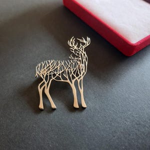 Broszka z jeleniem wycinana laserowo z misternym wzorem gałęzi, przypinka z motywem leśnym, biżuteria Bambi (X06)