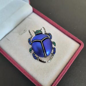 ブルービートルブローチ エジプトリバイバルスタイル 昆虫 スカラベ ピンバッジ ジュエリー＆アクセサリー (X01)