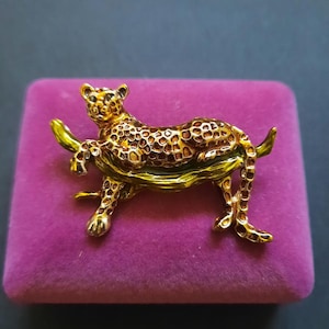 Leopard Brooch Jaguar Badge Pin Gold Tone Cheetah on Branch Cat Family Broach Jungle Jewellery (X02)