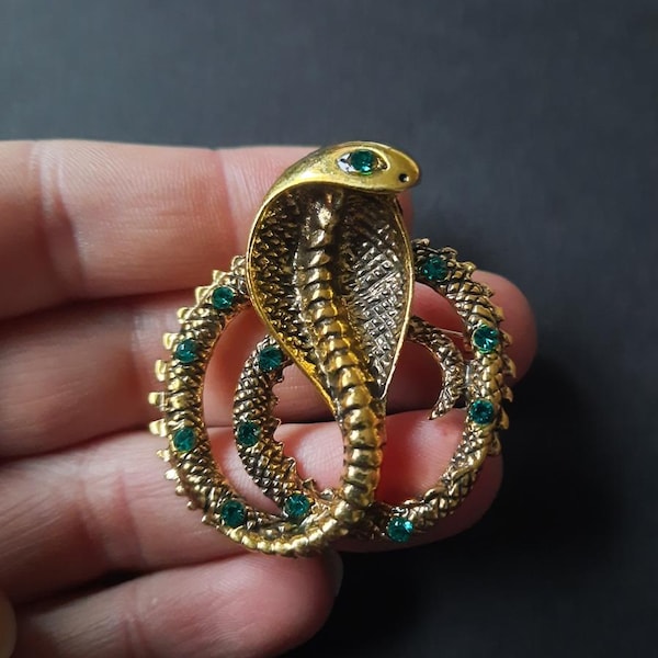 Cobra Brosche Schlange Pin Gold Tone mit Grünen Kristallen Ägyptisch Inspiriert Klapperschlange Abzeichen Natur | Tiere