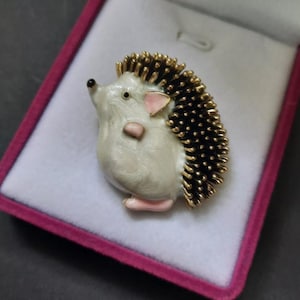 Retro Vintage Style Art Deco Hedgehog Brooch Mother of Pearl Tone Pin Animal Broach (X02)