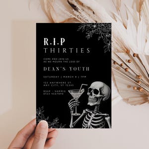 Op de afbeelding: Een zwart-witte uitnodigingskaart met een skelet dat een martini-glas vasthoudt. De tekst op de kaart luidt "R.I.P. Thirties Come and join us as we mourn the loss of Dean's Youth Saturday March 8 | 7PM 123 Anywhere St. Any City, ST 12345 RSVP - Sammie 0123 4567890".