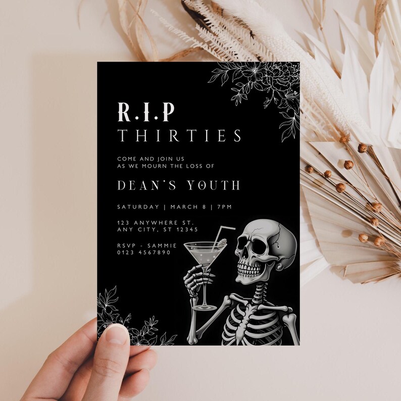 Op de afbeelding: Een zwart-witte uitnodigingskaart met een skelet dat een martini-glas vasthoudt. De tekst op de kaart luidt "R.I.P. Thirties Come and join us as we mourn the loss of Dean's Youth Saturday March 8 | 7PM 123 Anywhere St. Any City, ST 12345 RSVP - Sammie 0123 4567890".