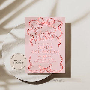 Może przedstawiać: Różowe zaproszenie urodzinowe z czerwonymi wstążkami i tekstem "She's tying up her twenties." Zaproszenie jest na 30. urodziny Olivii, z datą, godziną i informacjami RSVP. Widoczne jest również "Natychmiastowe pobieranie".