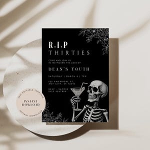 Op de afbeelding: Zwart-witte uitnodiging met een skelet dat een martini-glas vasthoudt. De uitnodiging luidt "R.I.P. Thirties Come and join us as we mourn the loss of Dean's Youth Saturday March 8 7PM 123 Anywhere St. Any City, ST 12345 RSVP - Sammie 0123 4567890"