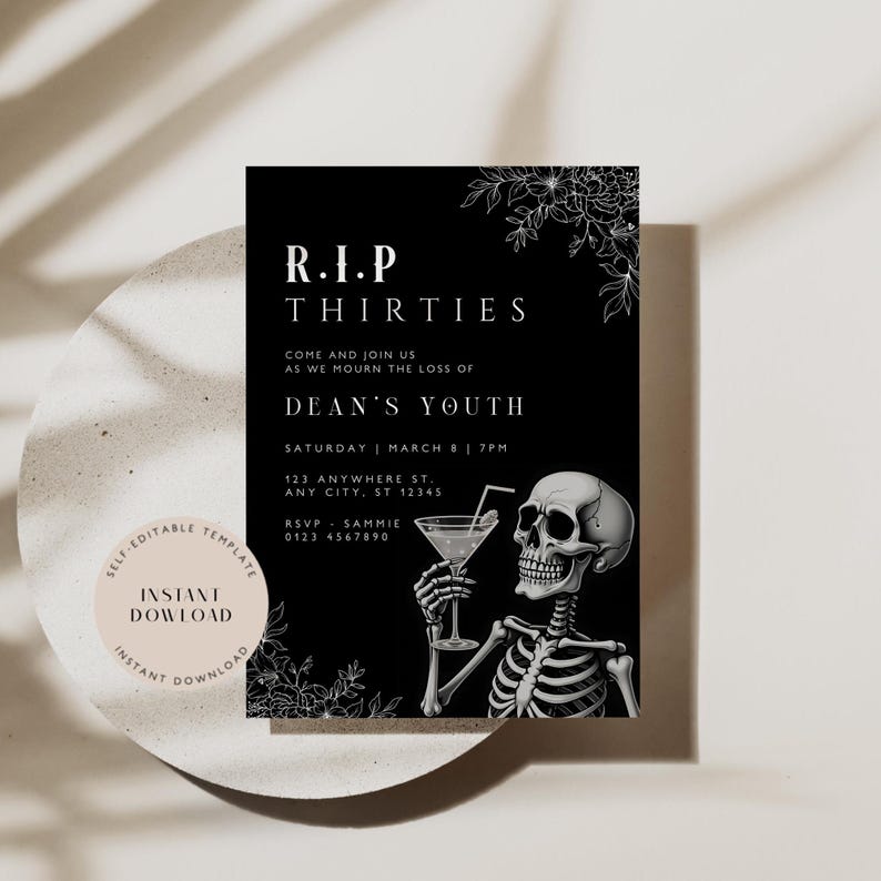 Op de afbeelding: Zwart-witte uitnodiging met een skelet dat een martini-glas vasthoudt. De uitnodiging luidt "R.I.P. Thirties Come and join us as we mourn the loss of Dean's Youth Saturday March 8 7PM 123 Anywhere St. Any City, ST 12345 RSVP - Sammie 0123 4567890"