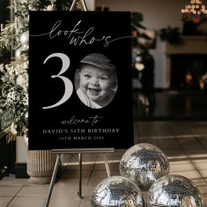 BEWERKBAAR, 30e welkomstbord, Look Who's 30 welkomstbord, verjaardagsteken, modern 30e welkomstbord, zwart verjaardagsbord, foto verjaardagsbord