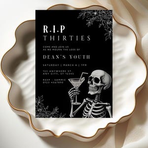Op de afbeelding: Een zwart-witte uitnodigingskaart met een skelet dat een martini-glas vasthoudt. De tekst op de kaart luidt "R.I.P. Thirties Come and join us as we mourn the loss of Dean's Youth Saturday | March 8 | 7PM 123 Anywhere St. Any City, ST 12345 RSVP: Sammie 0123 4567890"