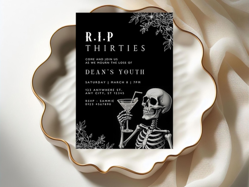 Op de afbeelding: Een zwart-witte uitnodigingskaart met een skelet dat een martini-glas vasthoudt. De tekst op de kaart luidt "R.I.P. Thirties Come and join us as we mourn the loss of Dean's Youth Saturday | March 8 | 7PM 123 Anywhere St. Any City, ST 12345 RSVP: Sammie 0123 4567890"