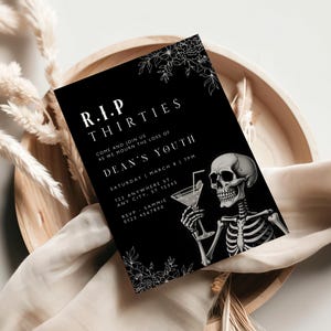 Op de afbeelding: Een zwart-witte uitnodigingskaart met een skelet dat een martini-glas vasthoudt. De tekst op de kaart luidt "R.I.P. Thirties Come and join us as we mourn the loss of Dean's Youth Saturday | March 8 | 7PM 123 Anywhere St. Any City, ST 12345 RSVP - Sammie 0123 4367890"