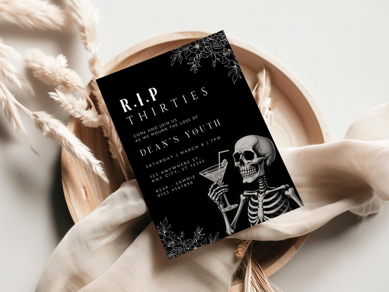 Op de afbeelding: Een zwart-witte uitnodigingskaart met een skelet dat een martini-glas vasthoudt. De tekst op de kaart luidt "R.I.P. Thirties Come and join us as we mourn the loss of Dean's Youth Saturday | March 8 | 7PM 123 Anywhere St. Any City, ST 12345 RSVP - Sammie 0123 4367890"