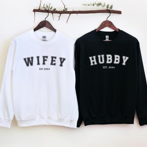 Ehemann und Ehefrau Shirt, Wifey und Ehemann EST. 2024 Shirt, Hochzeitsgeschenk, Flitterwochen Outfit, personalisiertes Verlobungsgeschenk für die Braut