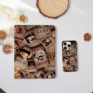 Può includere: Una custodia per telefono e una custodia per tablet con un collage di poster "Wanted" con vari personaggi anime. I poster sono in tonalità marrone, beige e nero, con testo e illustrazioni. La custodia del telefono ha un modulo fotocamera nero.