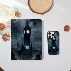 Peut inclure: Une coque de téléphone et une coque de tablette avec une illustration détaillée de la Tour Elizabeth, également connue sous le nom de Big Ben, à Londres. L'œuvre représente la tour de l'horloge.